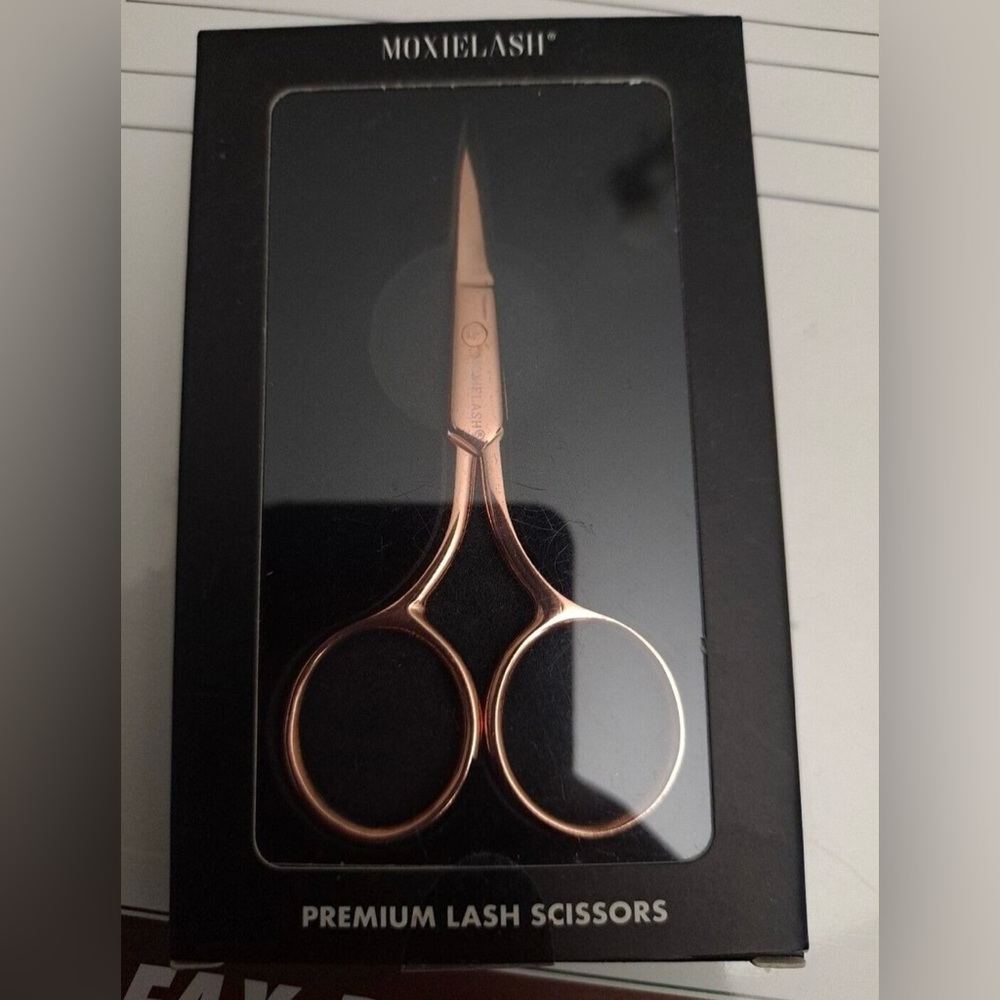 MoxieLash PREMIUM LASH SCISSORS.. NIB.. never been used..